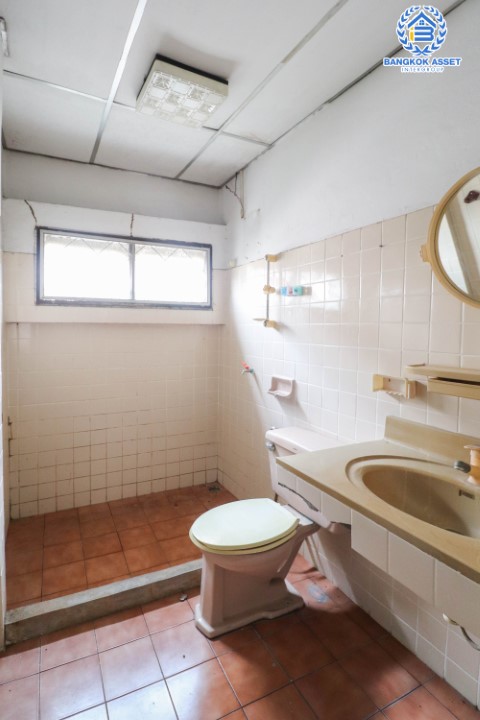 *****บ้านแฝดมือสองย่านนนทบุรี ม.เกร็ดแก้วการ์เด้นท์ รัตนาธิเบศร์ เนื้อที่กว้างขวางมากถึง 40 ตร.ว. ฟังก์ชัน 3 ห้องนอน 4 ห้องน้ำ ที่จอดรถ 3 คัน พื้นที่ใช้สอยเยอะ บนสุดยอดทำเล ใกล้ที่ชุมชน เชื่อมต่อรถไฟฟ้าสายสีม่วง "สถานีตลาดบางใหญ่" และทางด่วน "ศรีรัช"